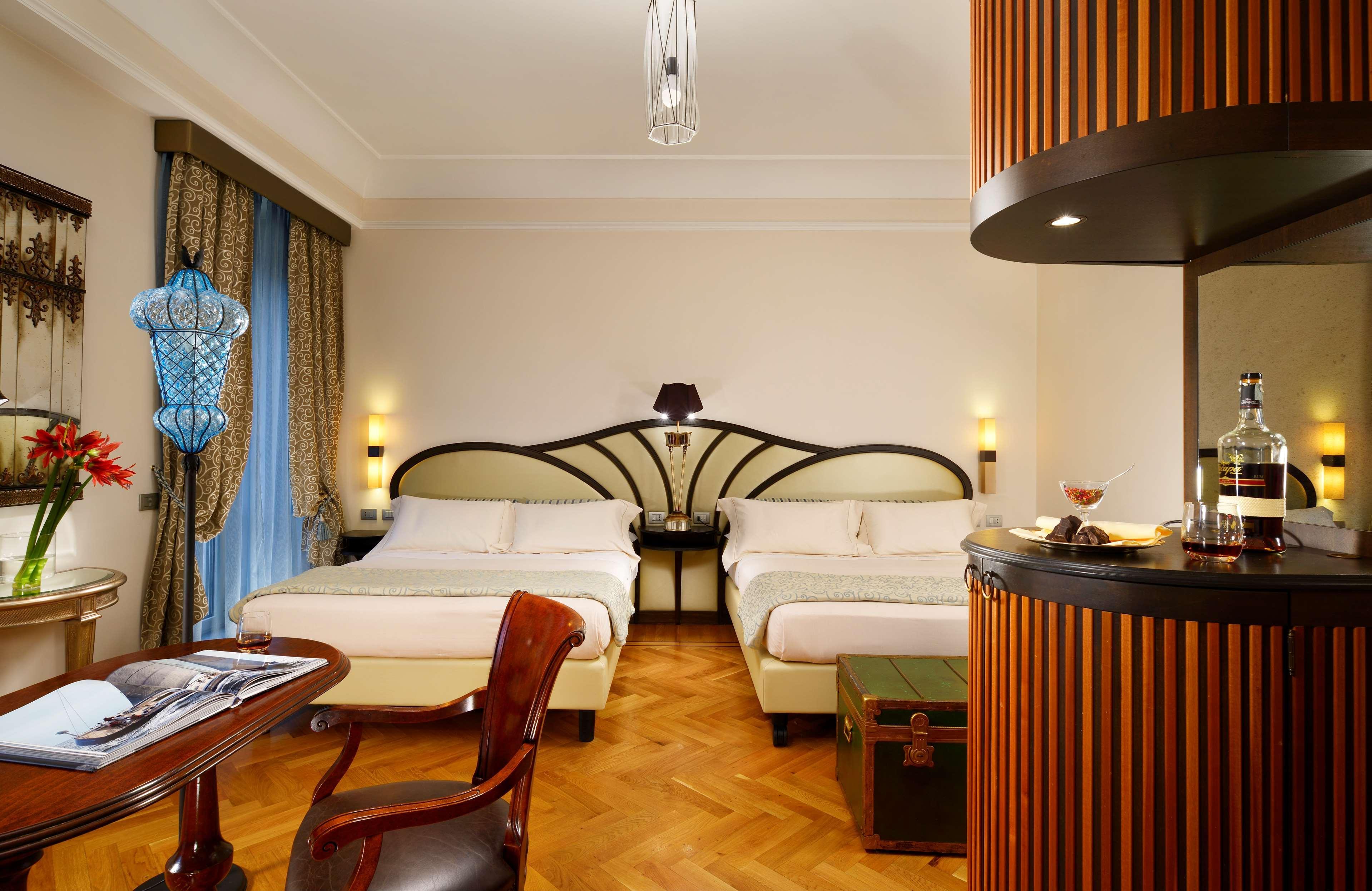 Grand Hotel Savoia Genoa Luaran gambar A room at the Excelsior