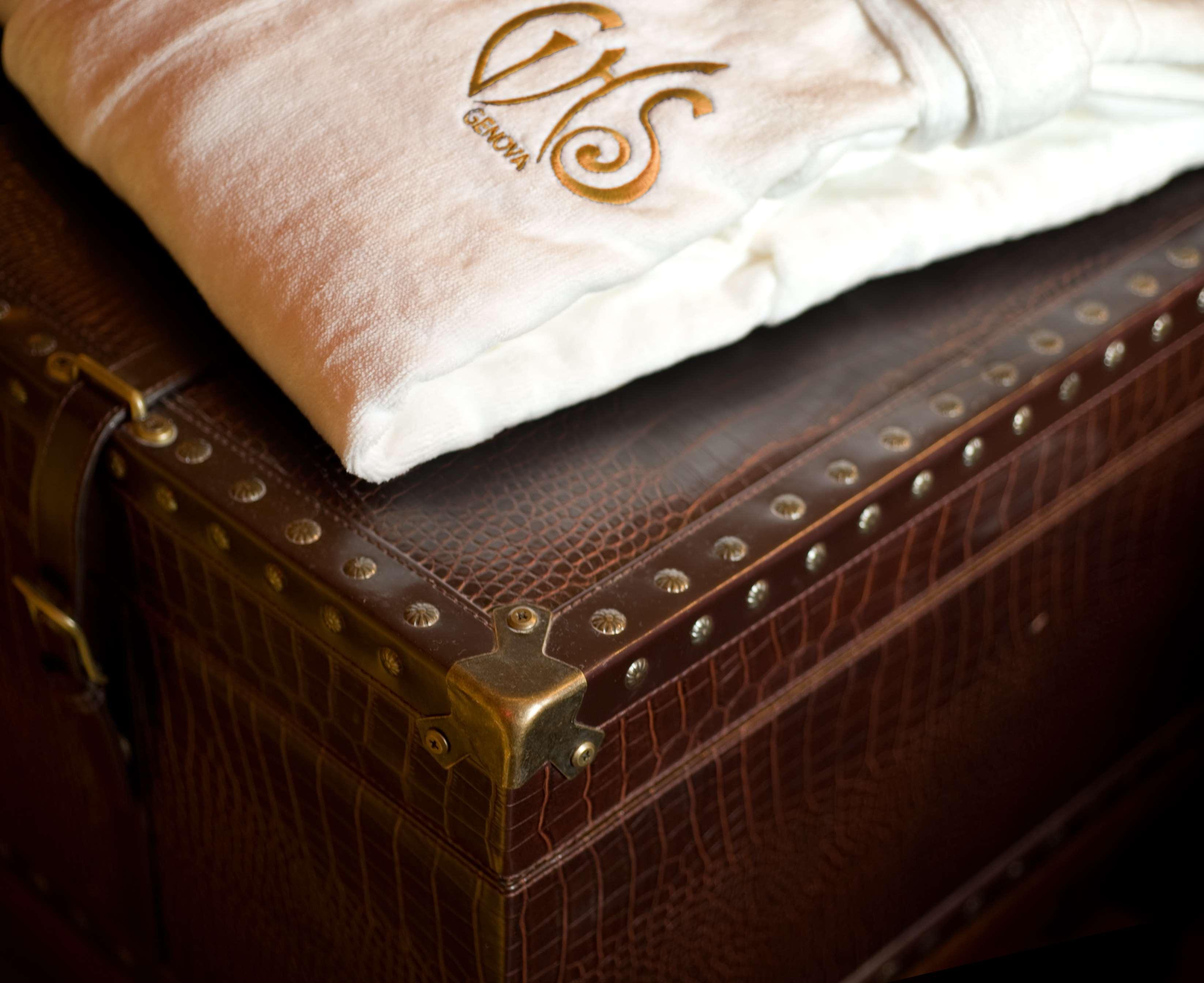 Grand Hotel Savoia Genoa Luaran gambar A leather trunk