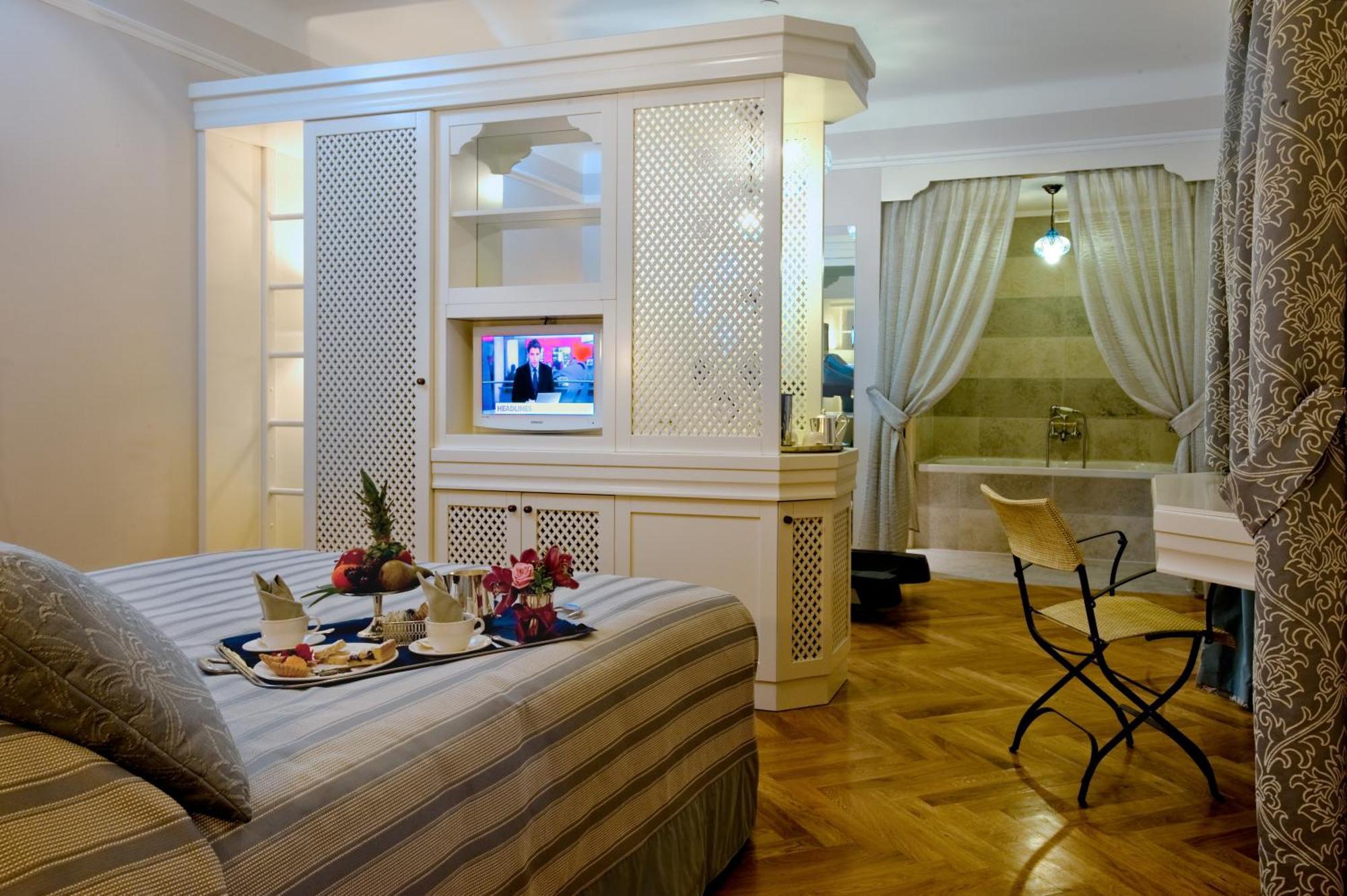 Grand Hotel Savoia Genoa Luaran gambar A room at the hotel