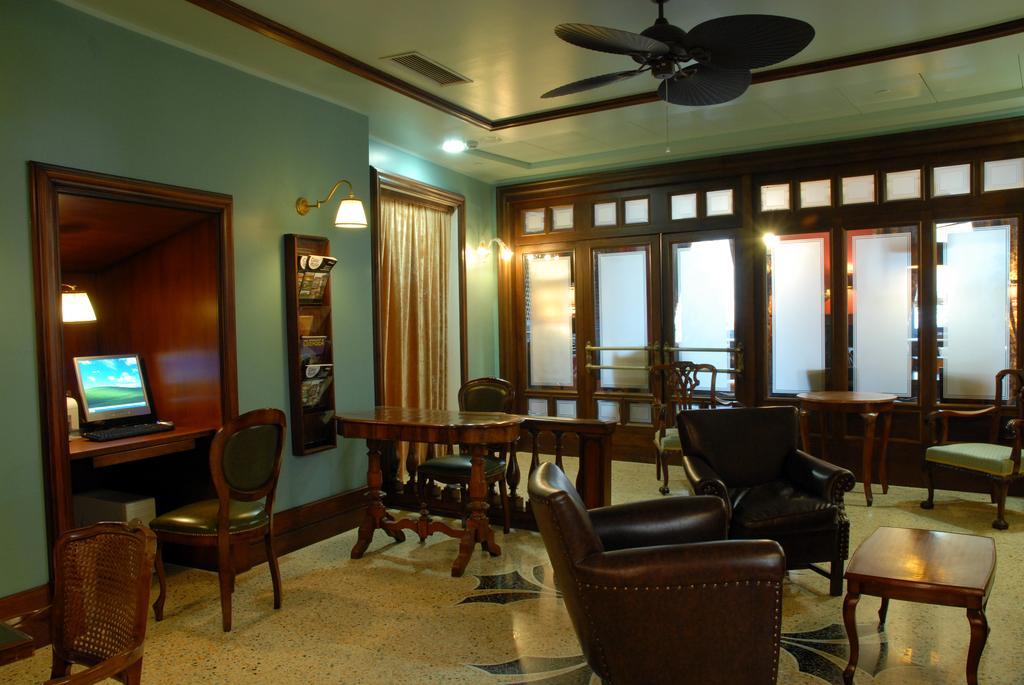 Grand Hotel Savoia Genoa Luaran gambar The library at the E and O 87 Club